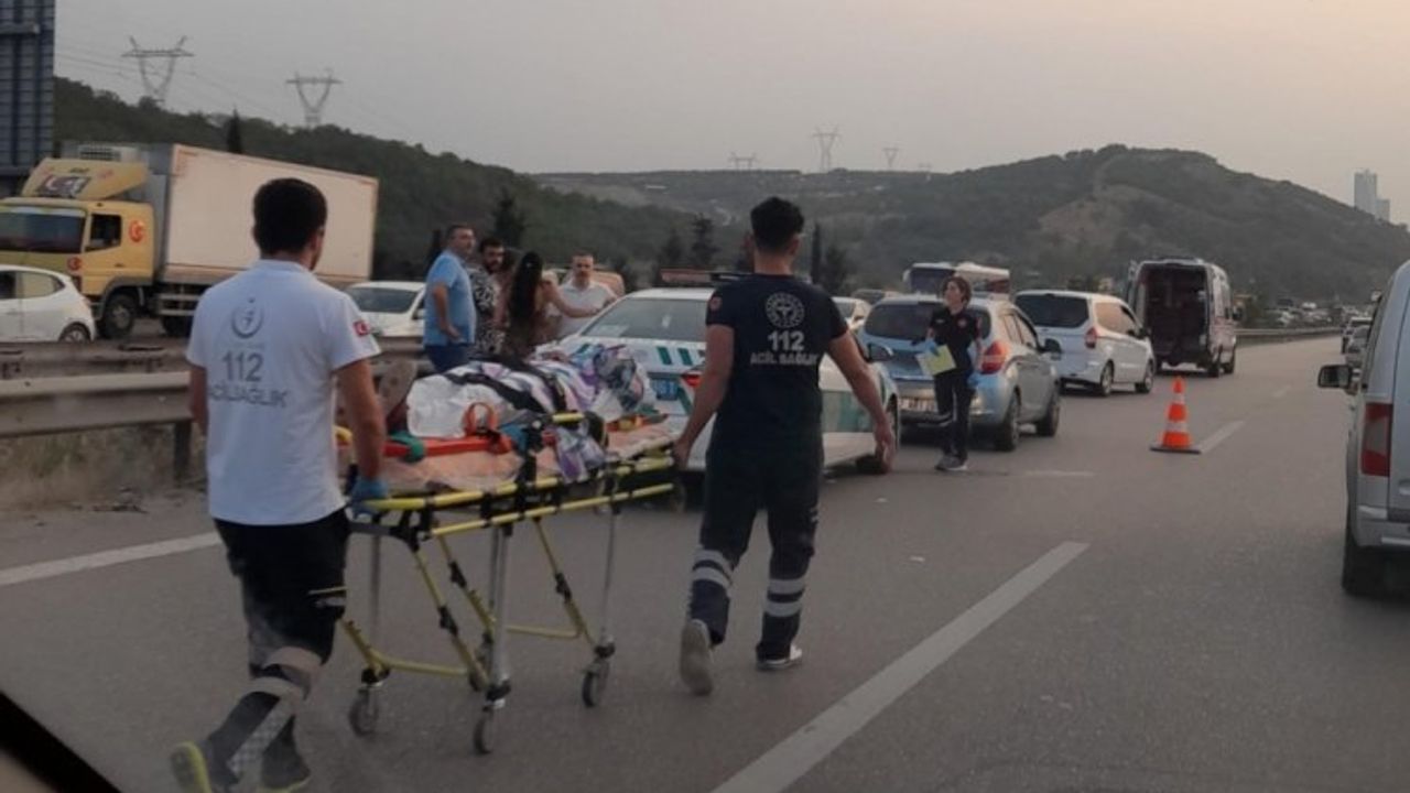 Bursa'da otobanda 8 araç birbirine girdi: Yaralılar var