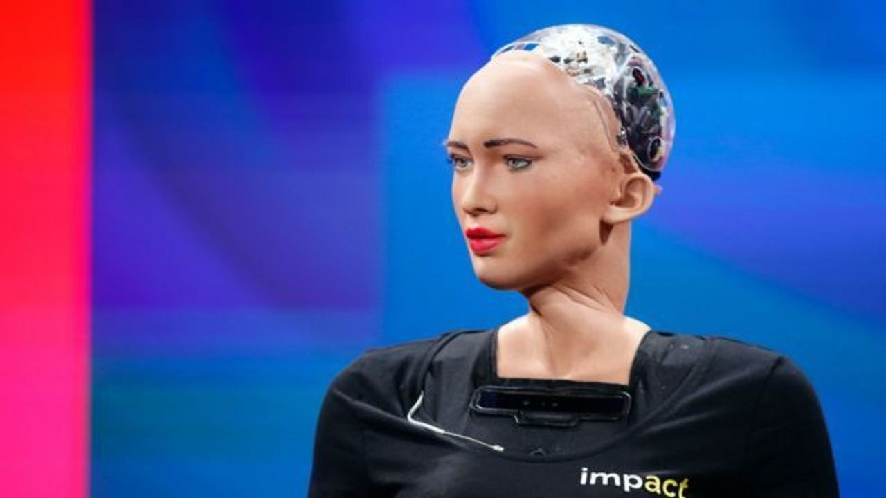 Oğuzhan Uğur'a konuk olan Robot Sophia'ya Erdoğan ve Kılıçdaroğlu sorularına yanıt verdi