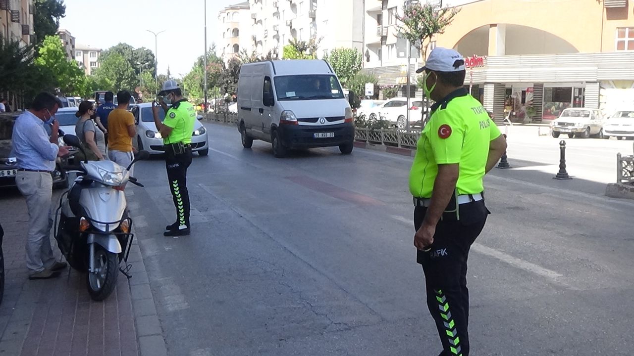 Polis çevirmelerinde bir dönem sona eriyor! Bunu yapanlar artık ehliyet taşımak zorunda değil