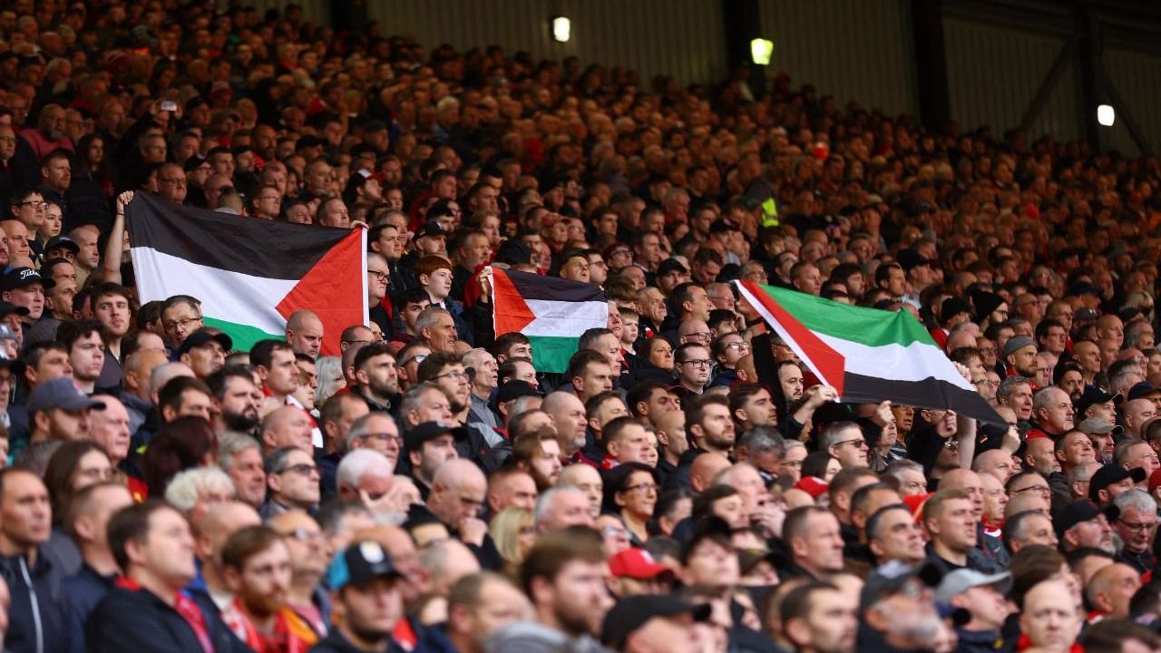 Derbi maçta Liverpool tribünlerinde Filistin bayrakları açıldı