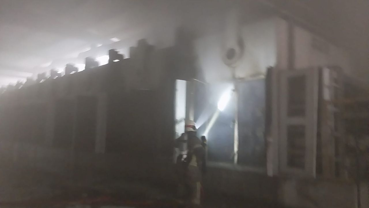 Kaplama fabrikasında yangın 4 işçi hastaneye kaldırıldı