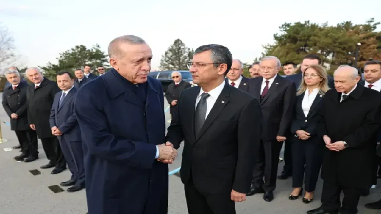 Cumhurbaşkanı Erdoğan ile CHP lideri Özgür Özel bir araya geldi