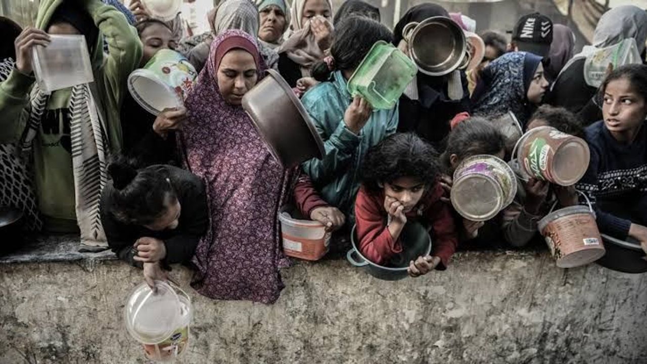 Gazze’de Müslümanlar hayvan yemi ögütüp yiyor