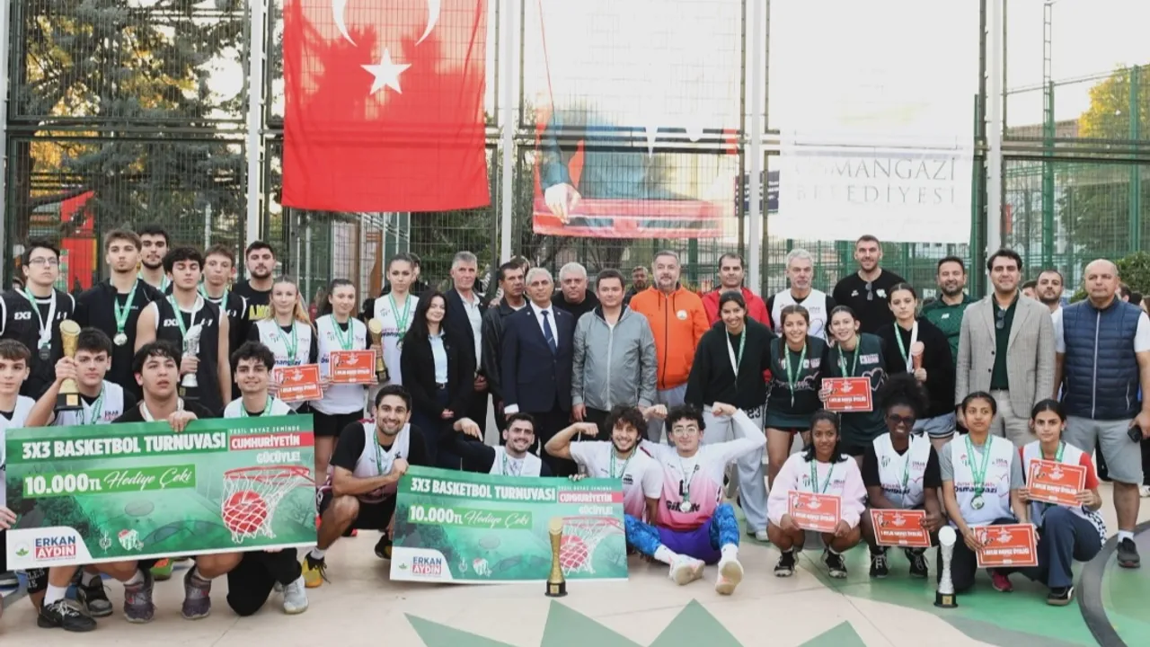 Bursa Osmangazi'de basketler Cumhuriyet için atıldı