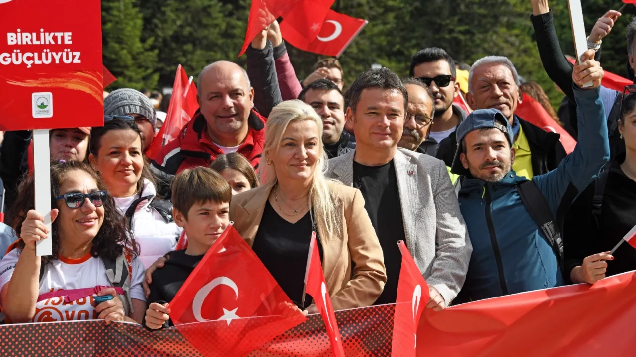 Bursa Uludağ'da yüzlerce kişi Cumhuriyet'in izinde