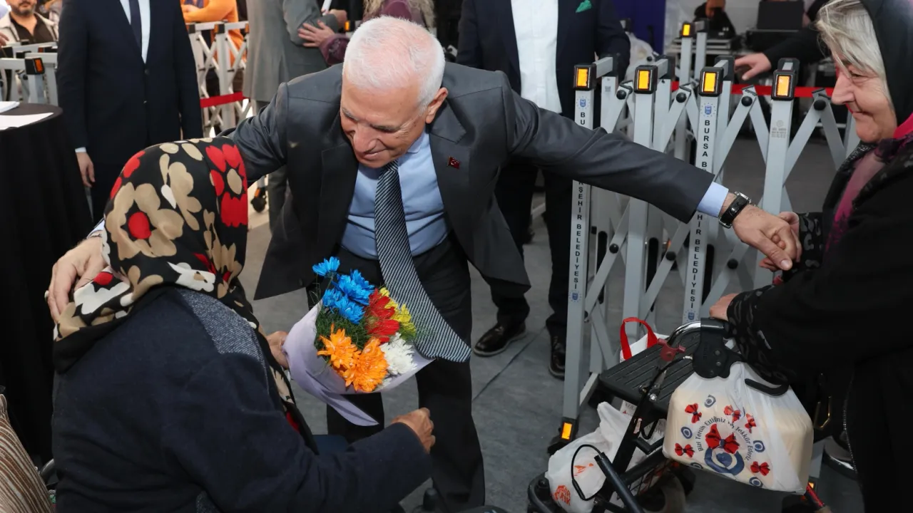Bursa Büyükşehir Belediye Başkanı Bozbey dertleri Kestel'de dinledi