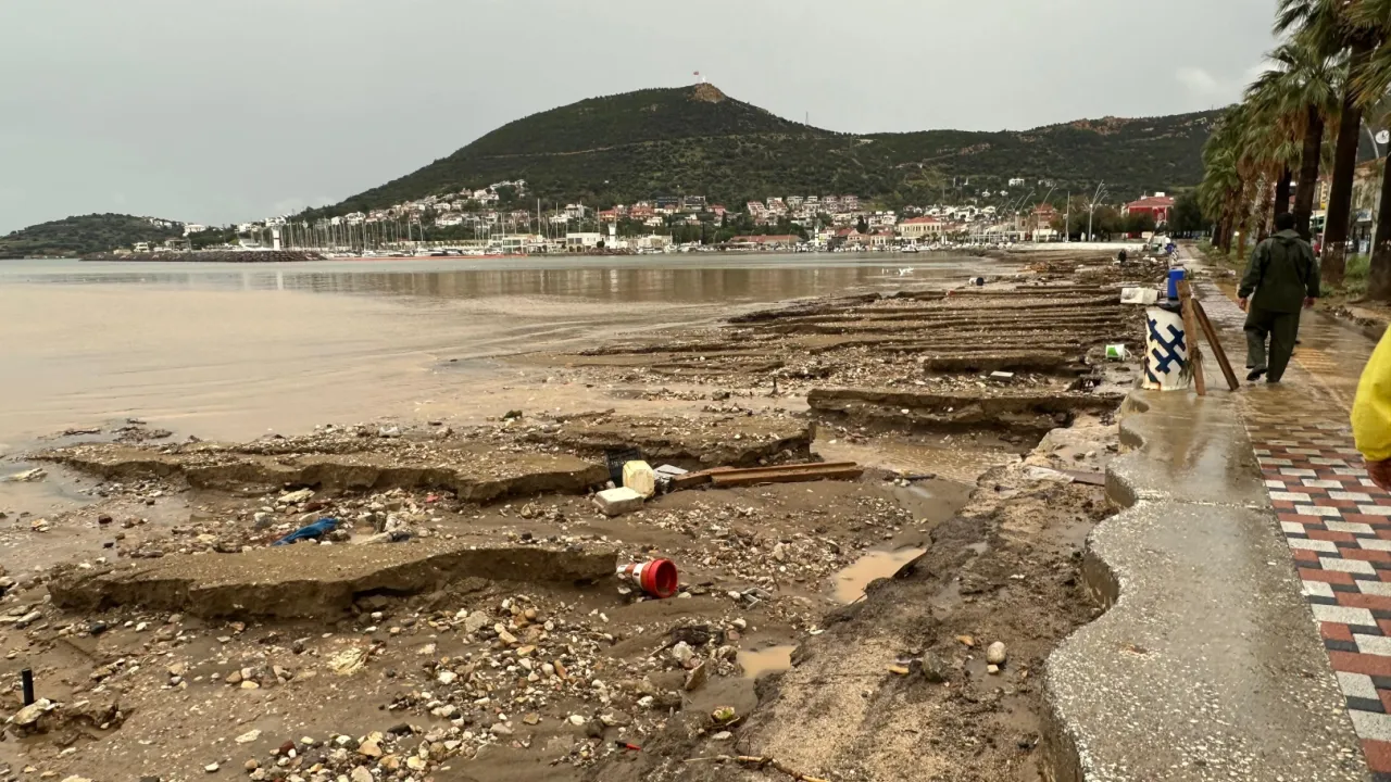 Foça'da sel felaketi sonrası yaraların sarılması için seferberlik başladı... Kayıp kişi halen aranıyor!