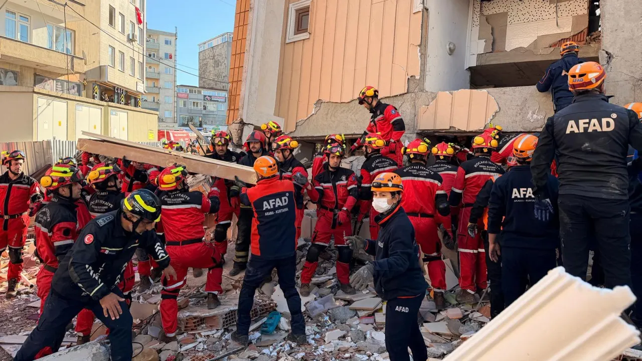 Gebze enkazında kurtarma sürüyor! Acı haber geldi