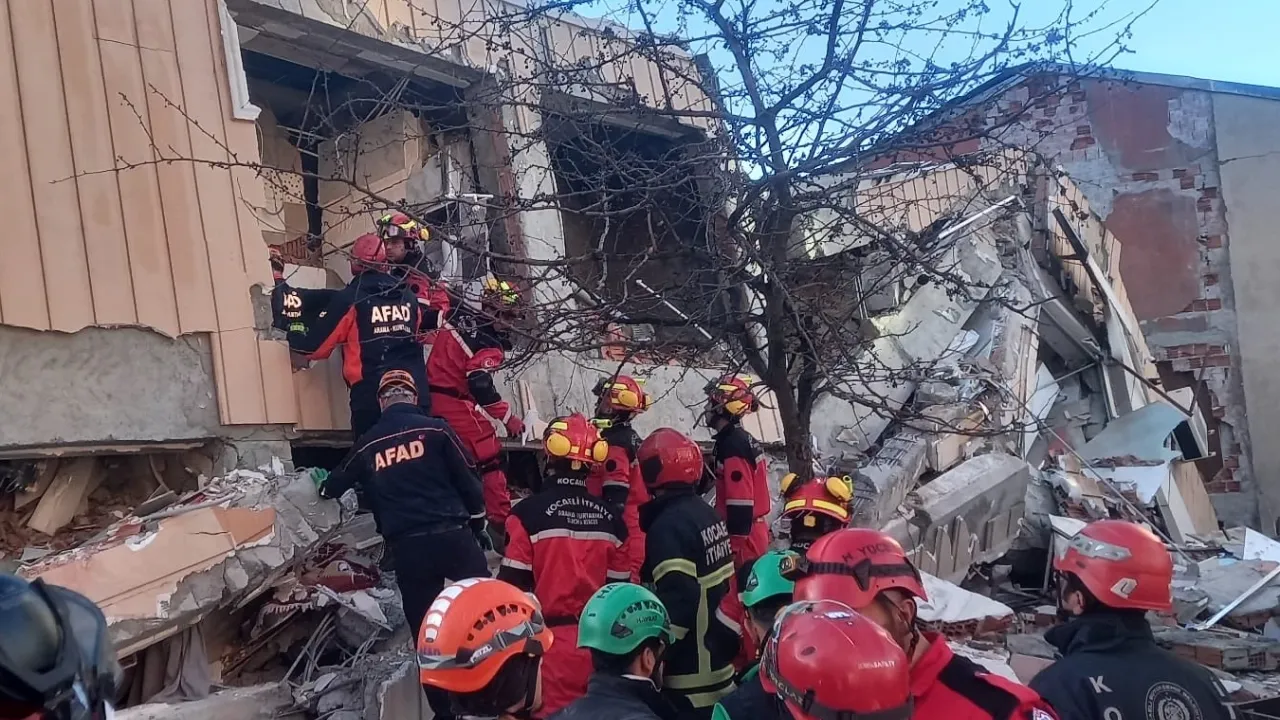 Kocaeli Gebze'de bina çöktü: 5 kişi enkaz altında