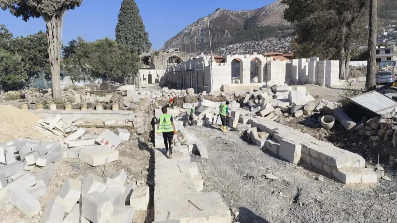 Hatay'da 754 yıllık tarihi yapı Bursa Büyükşehir'le yükseliyor