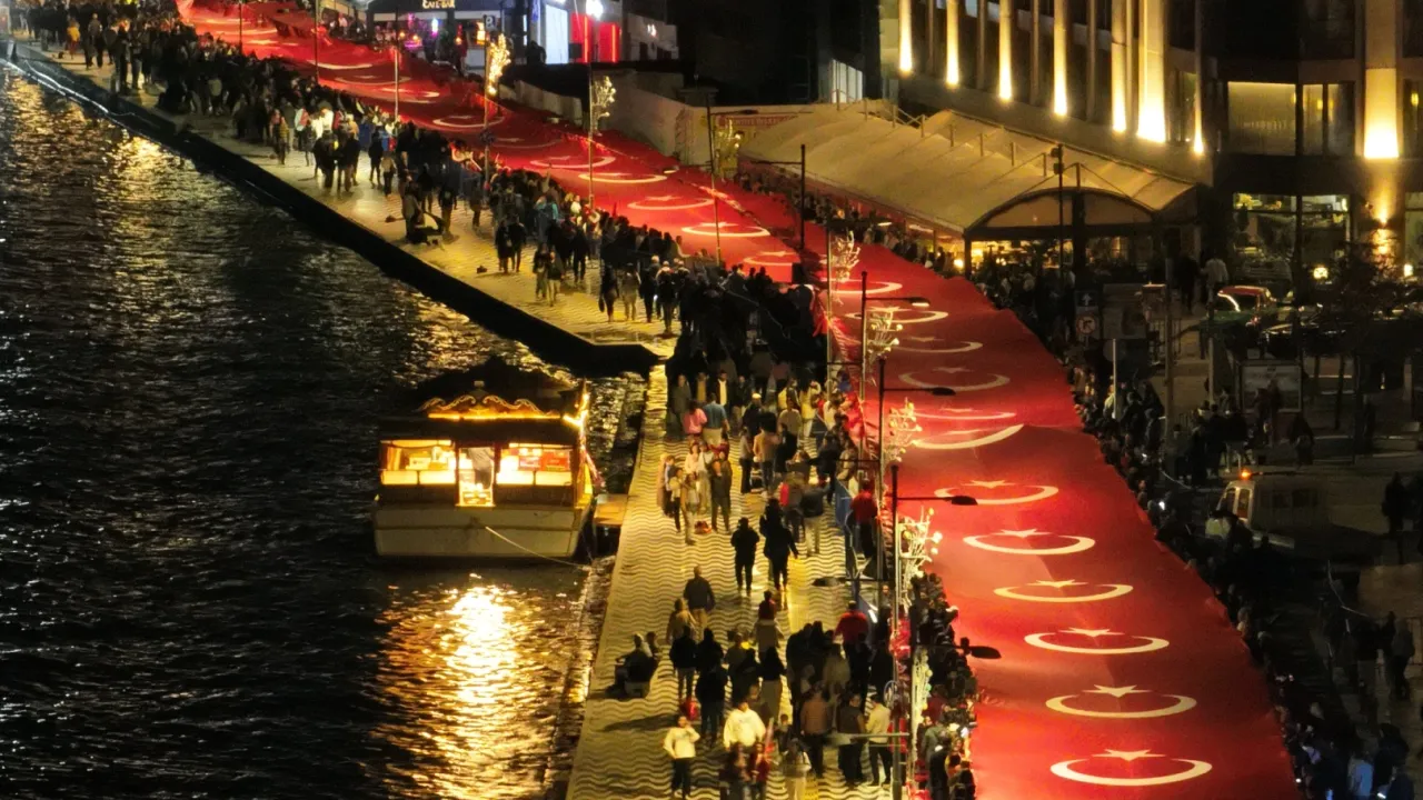 İzmir 350 metrelik Türk bayrağı ile yürüdü