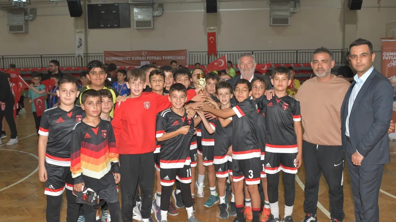 İzmir Çiğli'de Cumhuriyet coşkusu Futsal sahasında zirveye taşındı
