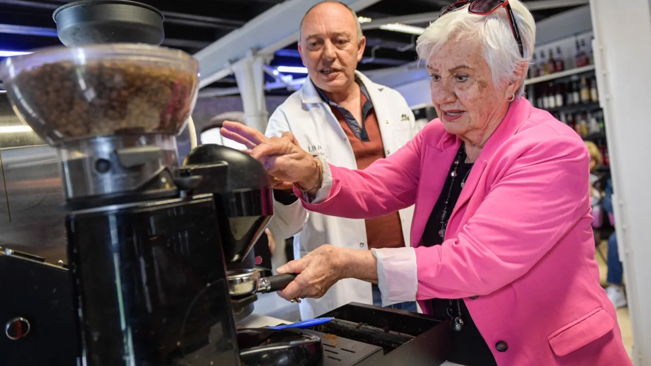 İzmir'de ileri yaş baristalar iş başında