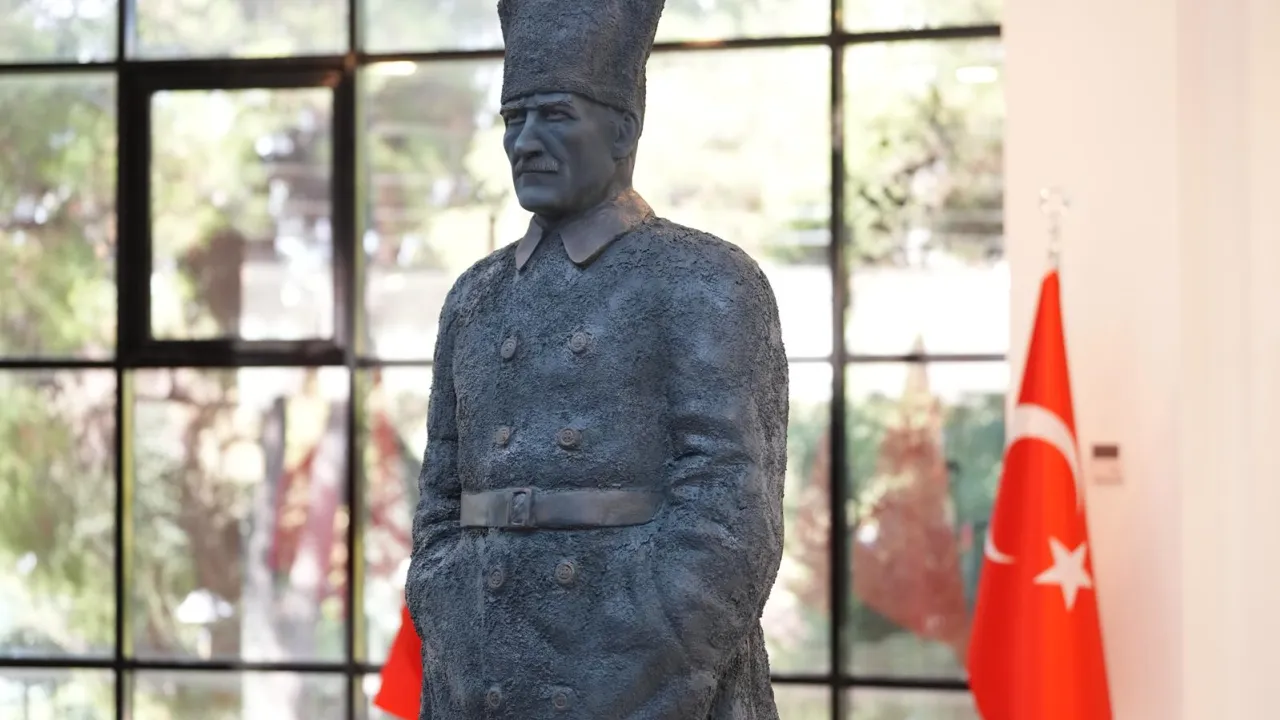 Manisa'da 'Atatürk Heykelleri Sergisi' açıldı