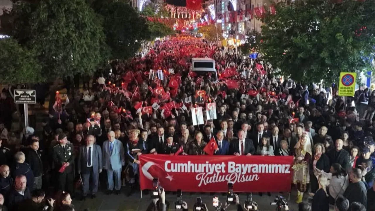 Manisa'da Cumhuriyet coşkusu meydanlara taştı
