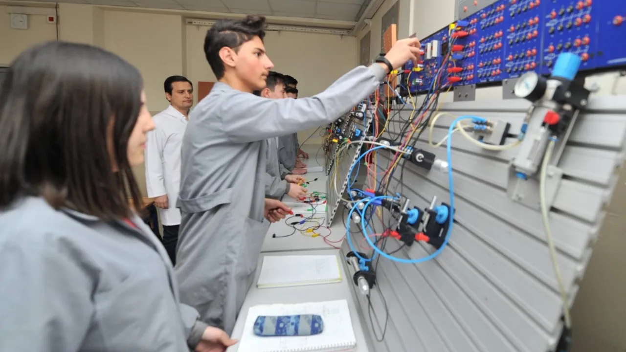 Mesleki eğitimde dev hamle... Otomotiv, turizm ve girişimcilik odaklı dönüşüm!