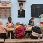 Adana'da okulun atıl bahçesinde 'açık hava' ders
