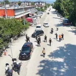Tatbikatta korkan çocuklara polis şefkati