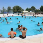 Yüzme havuzları çocukların yüzünü güldürüyor