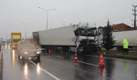 Bursa Ankara yolunda 2 Tır çarpıştı