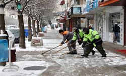 Kaldırımlar Kar Ve Buzdan Temizleniyor
