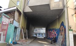 Bursa'da zeminle bağlantısı bulunmayan bina gündem oldu