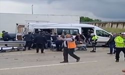 Servis minibüsüyle kamyon çarpıştı 7 işçi yaralandı