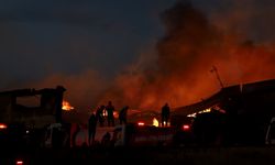 İnegöl'de 10 fabrikayı etkileyen yangın kontrol altına alındı
