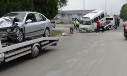 Otomobil ile servis minibüsü çarpıştı 4 yaralı