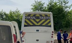 Servis sürücüsü, öğrencilerle birlikte polisten kaçtı