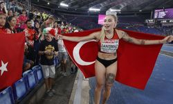 Bakan Bak'tan milli sporcuya tebrik