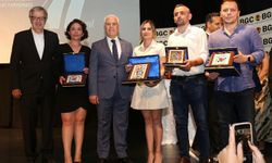 Başarılı gazeteciler ödüllerini Bozbey’in elinden aldı