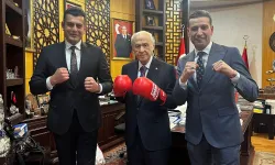 Bahçeli 'boks eldivenli' poz!