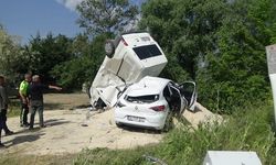 İnegöl'de minibüs ile otomobil çarpıştı 3 yaralı