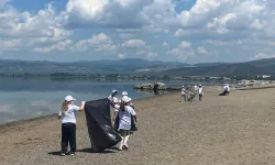 Bursalı minik gönüllülerden İznik’te sahil temizliği