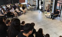 Genç oyuncu, öğrencilere “Hababam Sınıfı”nı okudu