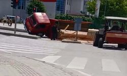 İnegöl'de virajı alamayan kereste yüklü kamyonet devrildi