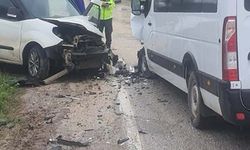 İnegöl'de servis aracıyla hafif ticari araç çarpıştı 14 yaralı