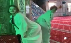 Camide genç kızların yaptığı hareket tepki çekti