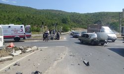 Otomobil ile Hafif Ticari Araç Çarpıştı 3 Yaralı
