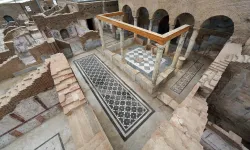 Efes'in simge yapılarından Yamaçevler restorasyonda