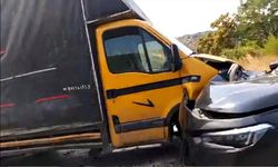 İnegöl'de Kafa Kafaya Çarpışma: 3'ü Çocuk 6 Yaralı
