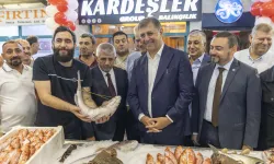 İzmir'de sezonun ilk balıkları mezatta satıldı