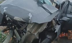 İnegöl'de feci kaza bariyerlere saplandı