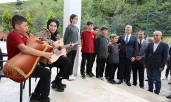 Artvin'de tulumla karşılanan Vali Ergün'den halı saha istediler