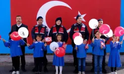 Askerler, öğrencilerle birlikte okul duvarına Türk bayrağı çizdi