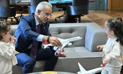 Bakan Uraloğlu minik misafirlerini ağırladı