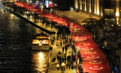 İzmir 350 metrelik Türk bayrağı ile yürüdü