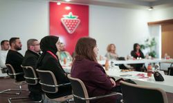 Çilek mobilyadan satış ekibini eğitim