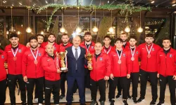 Başkan Büyükgöz şampiyon güreşçileri ağırladı